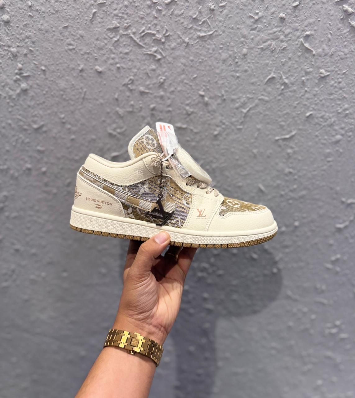 AIR JORDANS RETRO 1 LOUIS VUITTON
Semi U/A Quality
