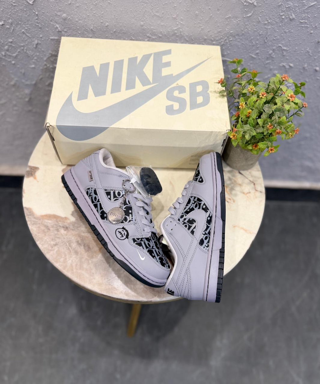 NIKE SB DUNK DIOR X KAWS 2025