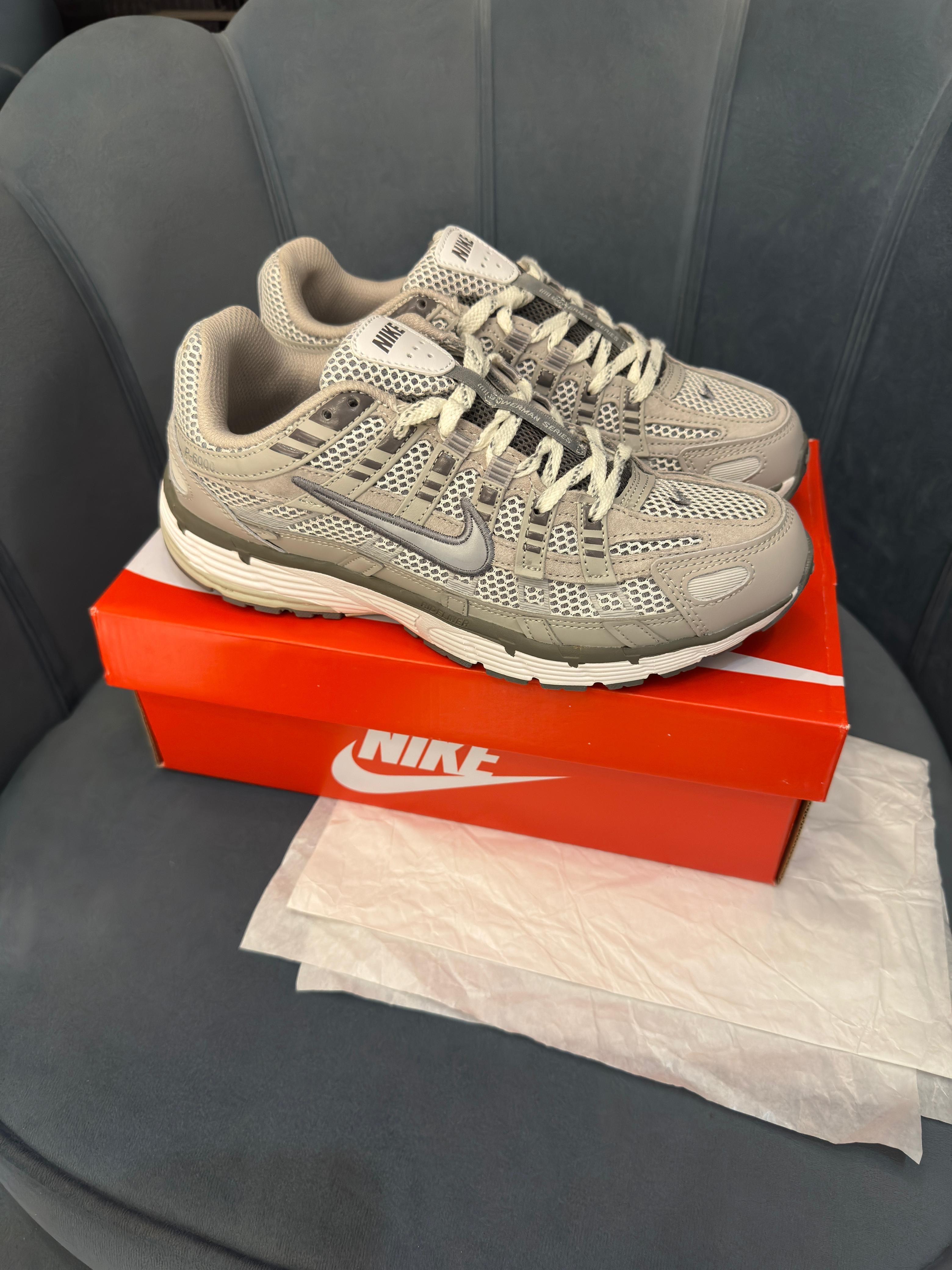 NIKE P-6000 TRAINER METALLIC GREY