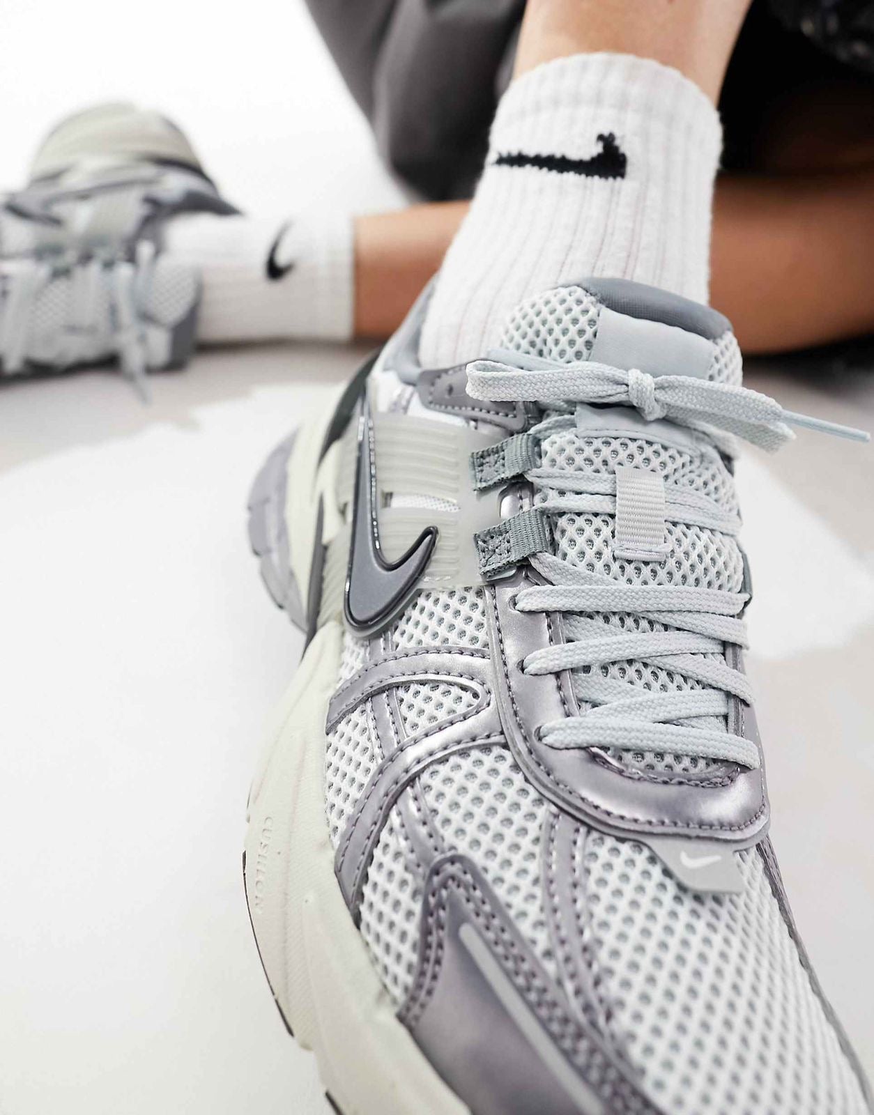 NIKE V2K RUN METALLIC WHITE GIRLS